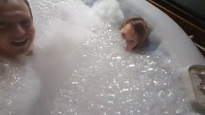 Шампунь, безумие и джакузи.