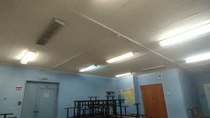 Старт и работа люминесцентных светильников в школьном коридоре