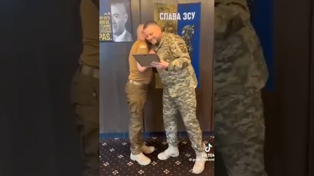 Залужный раздает погоны.

Скотт Риттер - Подписаться. (https://t.me/+t6UVeOXmGlQ3NDUy)