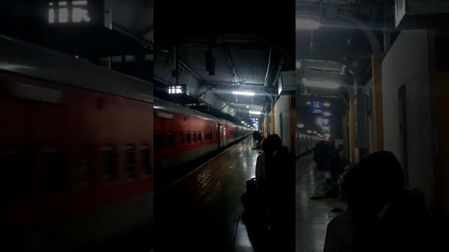 Mumbai Rajdhani Flying Past Manmad Station @ 150 KM