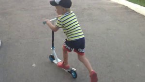 Брат 3 года катается на самокате!!!