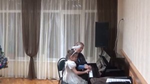 Маленький ангелочек играет на пианино