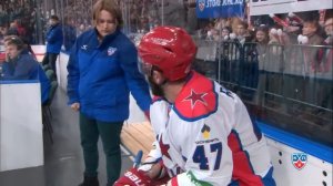 Судья при оштрафованных Арина Устинова приструняет Радулова / Rink attendant brings Radulov to heel