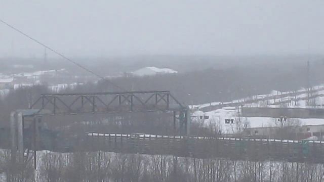 Тепловоз 2ТЭ10М-0651 + перегоняемый в Архангельск тепловоз ТГМ и небольшой грузовой состав смотреть онлайн