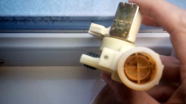 Ремонт входного клапана стиральной машинки ARISTON AVL 109R смотреть онлайн