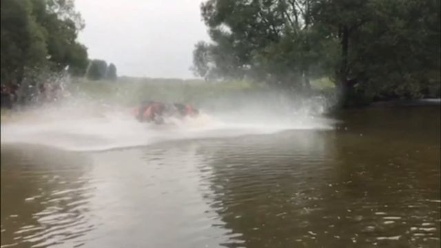 Квадрик залетает на всей скорости в воду смотреть онлайн