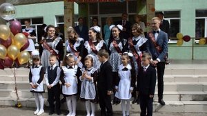 Первоклассники поздравляют выпускников