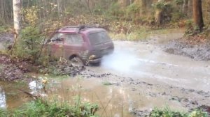 Сложный offroad для стоковых авто.Две Нивы и isuzu bighorn в грязи