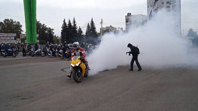 Закрытие мотосезона 2013 УФА ДК Машиностроителей Honda CBR жжет резину #1 смотреть онлайн