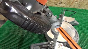 Торцовочная пила BLACK+DECKER BES710