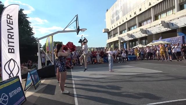 Данкер вышел из ТОЛПЫ и шокировал ВСЕХ на Баскетболе !