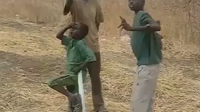 "Маамуу нааш ир" дуулж буй Африк хүү смотреть онлайн