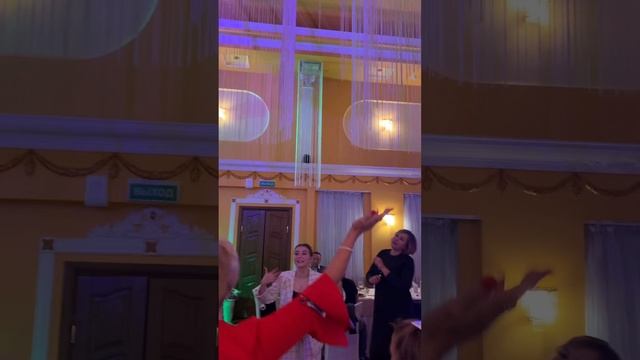 На юбилее у родственников.Зажигательные танцы#лайфстайлблог #блоггер  #осень #ресторан #рекомендации