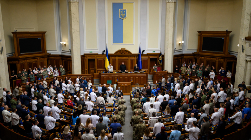 За деньги — да: мужчинам на Украине разрешат выезд, но есть нюанс