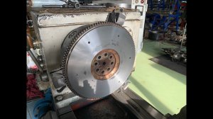 Подрезаю маховик для Газели на ДИП 300 (ненормативная лексики).