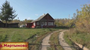 Деревня в глубинке. Скромная жилая деревня рядом со старинной церковью. В деревне жили попы?