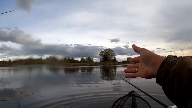 Осеняя РЫБАЛКА на ПОПЛАВОК!!! Самое главное КЛЮЁТ а там и на погоду все равно!!! смотреть онлайн