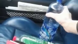 Вода в бутылке замерзает на глазах