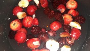 Компот из яблок и ежевики