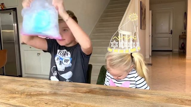 Ульяна и Максим показывают, как сделать мороженое за 5 минут! DIY the homemade ice cream for 5mins! смотреть онлайн