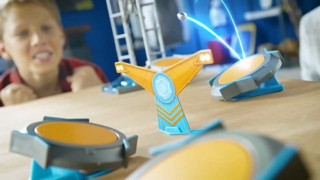BOOMTRIX - игра нового формата. Металлические шарики прыгают с батута на батут и попадают в цель.