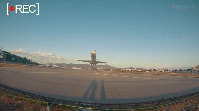 Зрелищный взлет самолета на карибском острове Синт-Мартен смотреть онлайн