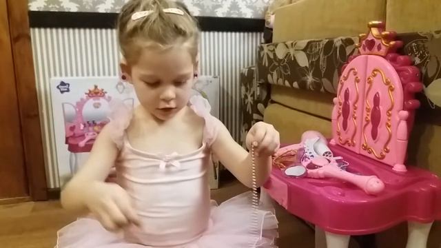 Туалетный столик с зеркалом и косметикой для девочек смотреть онлайн