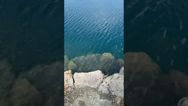 Озеро с голубой водой