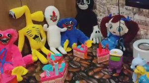 День рождения сиреноголового! Пришли поздравить все монстры.mp4