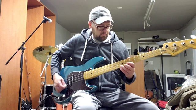 Flatwound vs. Roundwounds on a Fender Player Precision bass смотреть онлайн