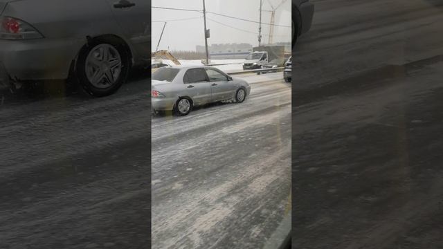 Уборочная машина убирает снег на дороге в Москве
