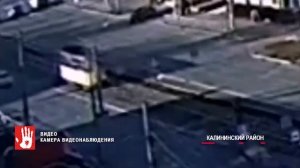 В Челябинске сошел с рельсов трамвай. Вагон едва не снес машину, которая ехала рядом