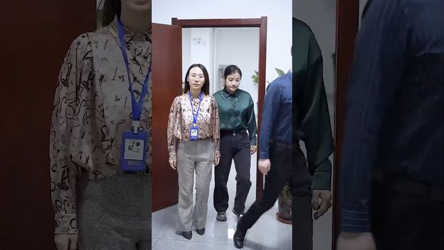 善良女孩為救治重病母親打兩份工，沒想到無良老闆不給錢，熱心總裁幫她要回錢！#短劇#情境劇#小劇場