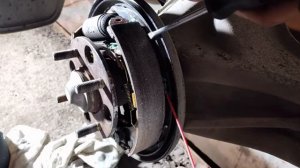 Устранение скрипа в задних тормозных колодках на Honda Partner