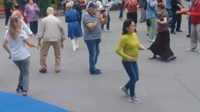 13. Упала с неба звезда. Танцы в парке горького Харьков. Танцуем ретро танцы под ретро музыку.