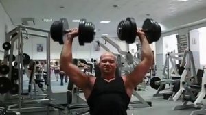 Жим гантелей сидя. Базовое упражнение для тренировки плеч.
