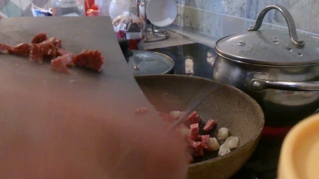 Макароны с салом, колбасой и яйцом смотреть онлайн