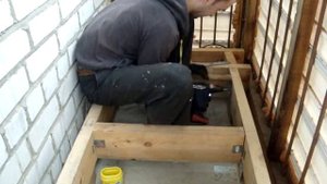 Подготовка чернового пола на балконе , стелем лаги по уровню.
