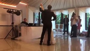 Нежный свадебный танец в платье "рыбка"