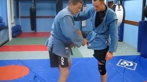 От защиты коленом делаем перевод ноги и вход в бросок.