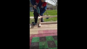 Женскими руками  лавочки под обувь и ведра с водой в прихожую.