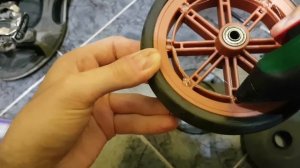 Делаем колеса детской коляски бесшумными