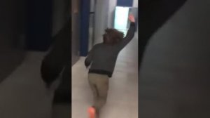 Мирик бежит по коридору и орет под хайповую музыку