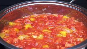 Томатный суп с куриными фрикадельками в горшочке из хлеба