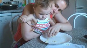 Ребенок кушает макароны.  Ребенок веселится и хулиганит. Funny kids.