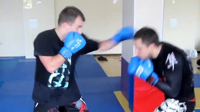 Оверхенд через руку и по печени.