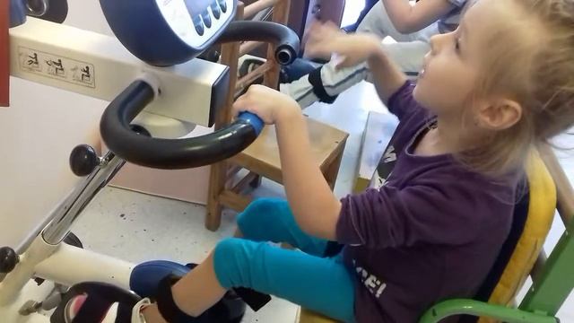 Ева на тренажёре Мотомед. Реабилитационный центр Детство смотреть онлайн
