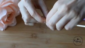 Сладкий мини букет. DIY. Роза из гофрированной бумаги с конфеткой внутри.