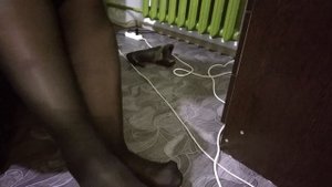 Сдержанная примерка колготок. Мой осенний Look. Натягиваю колготки.