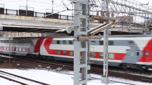 Электровоз ЭП2К с двухэтажным поездом "Санкт-Петербург - Москва" проследует станцию Химки